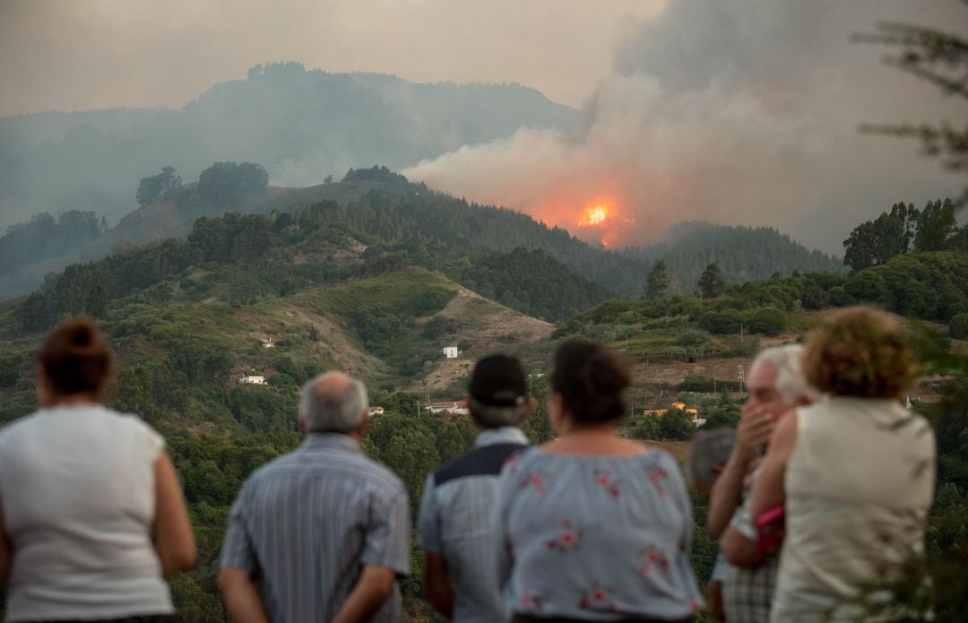 Vecinos de un municipio de Gran Canaria ven aproximarse el fuego a sus casas durante el gran incendio forestal ocurrido en el mes de agosto de 2019. 