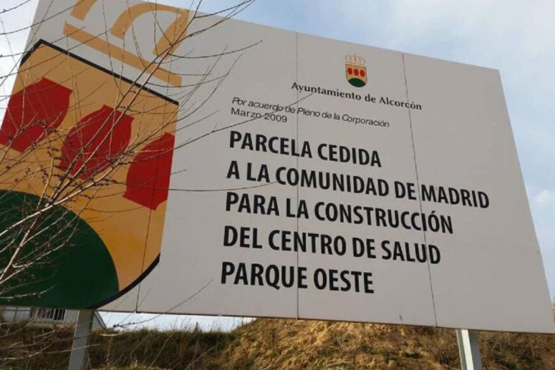 Cartel de la parcela que se cedió en 2009 para la construcción del centro de salud de Parque Oeste de Alcorcón