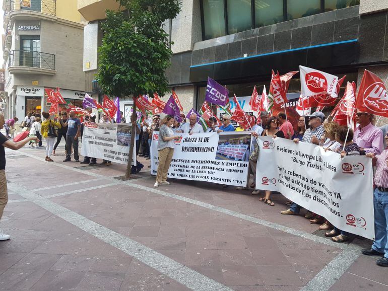 Trabajadores y delegados sindicales, durante la concentración.