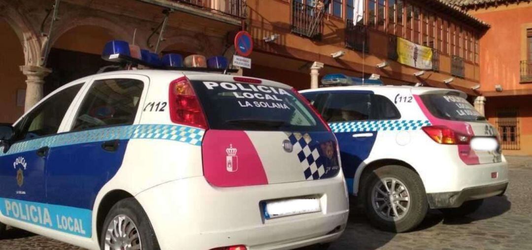 Imagen de archivo de dos coches patrulla de la Policía Local de La Solana (Ciudad Real) 