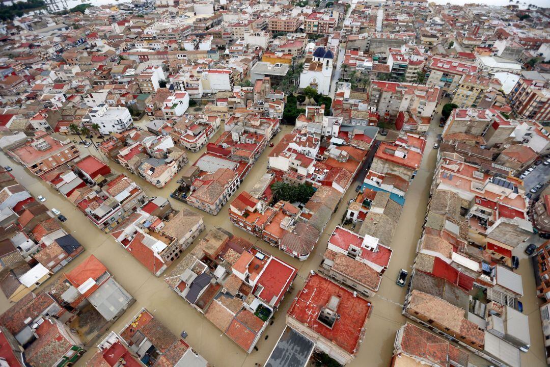 Imagen aérea de Dolores (Alicante) inundada a causa del desbordamiento del río Segura por la Gota Fría que ha asolado en sur de la Comunidad Valenciana.