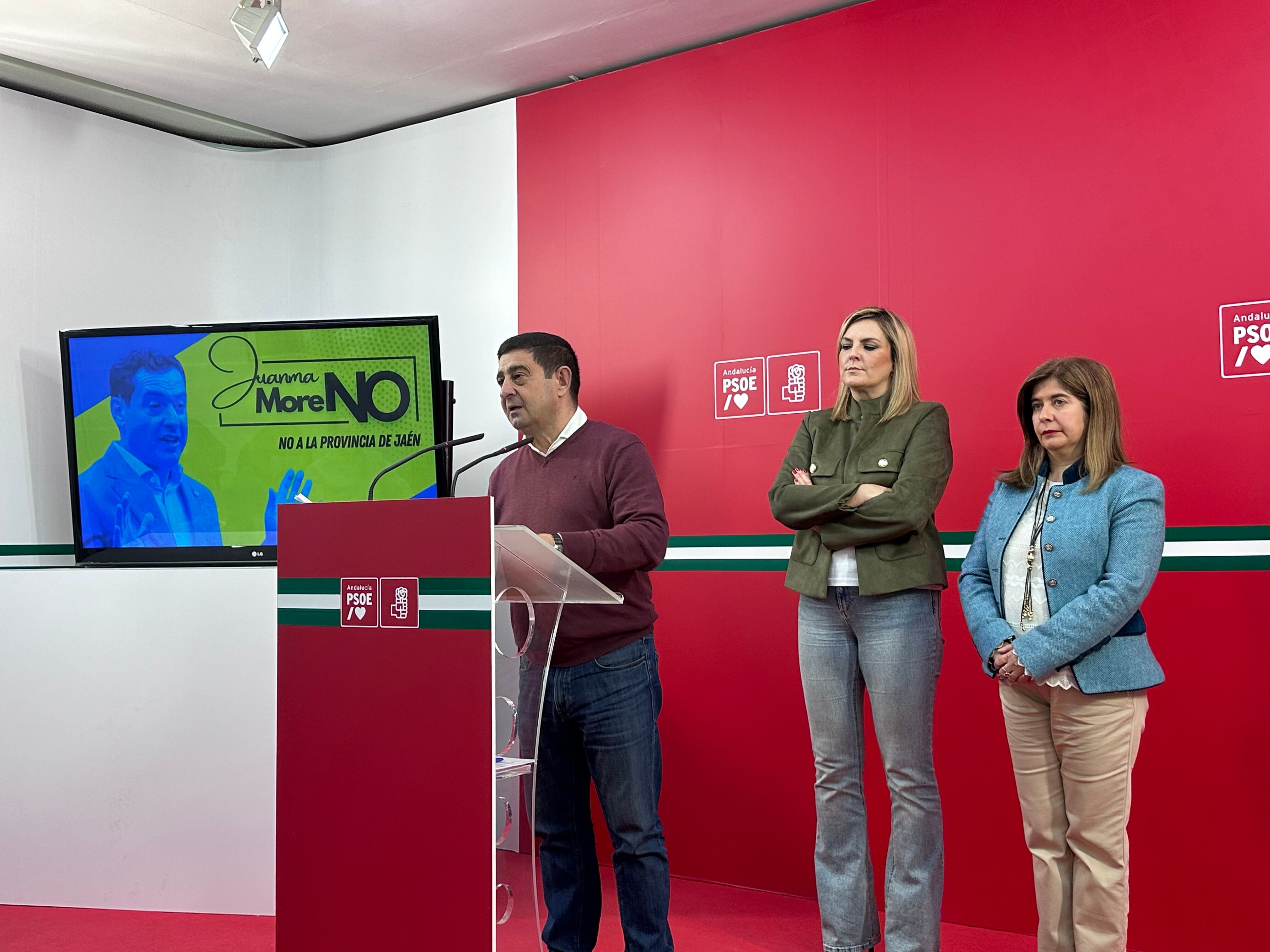 El presidente de la Diputación Provincial de Jaén, Francisco Reyes, junto con la exalcaldesa de Baeza Lola Marín y la alcaldesa de Úbeda, Toni Olivares.