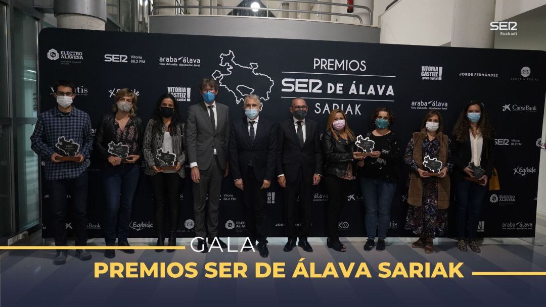 Foto de familia de los premiados