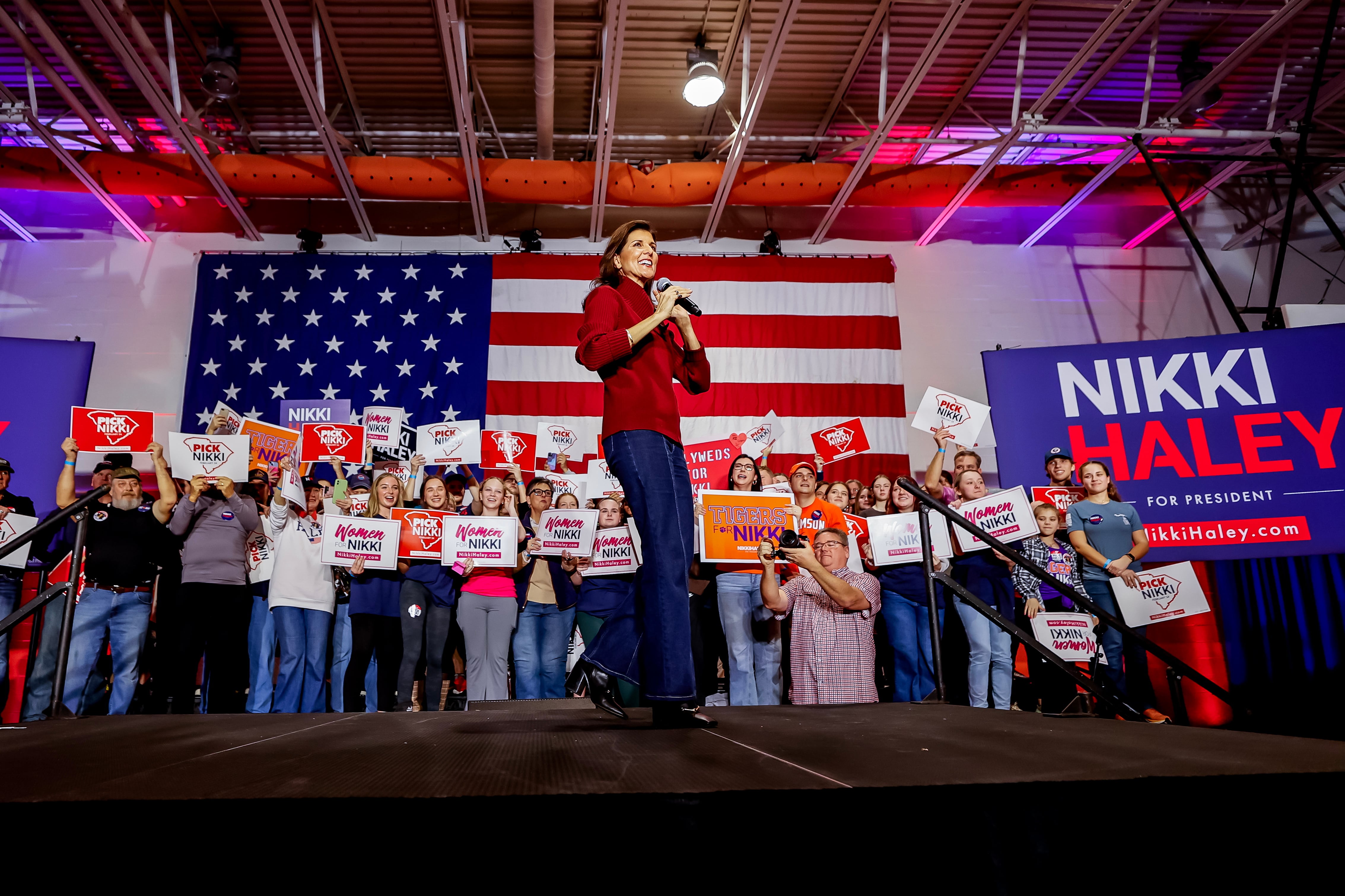 La candidata presidencial republicana estadounidense Nikki Haley habla durante un evento de campaña en Carolina del Sur.