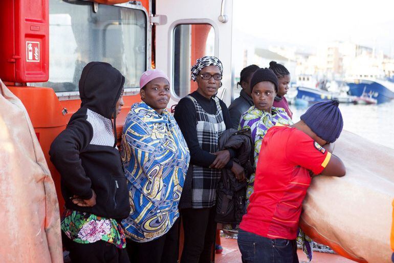 Mujeres llegadas en patera a Motril.