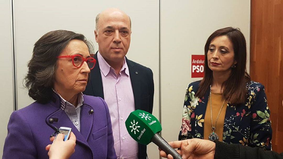 La parlamentaria andaluza por Córdoba, Rosa Aguilar, en una foto de archivo atendiendo a los medios de comunicación