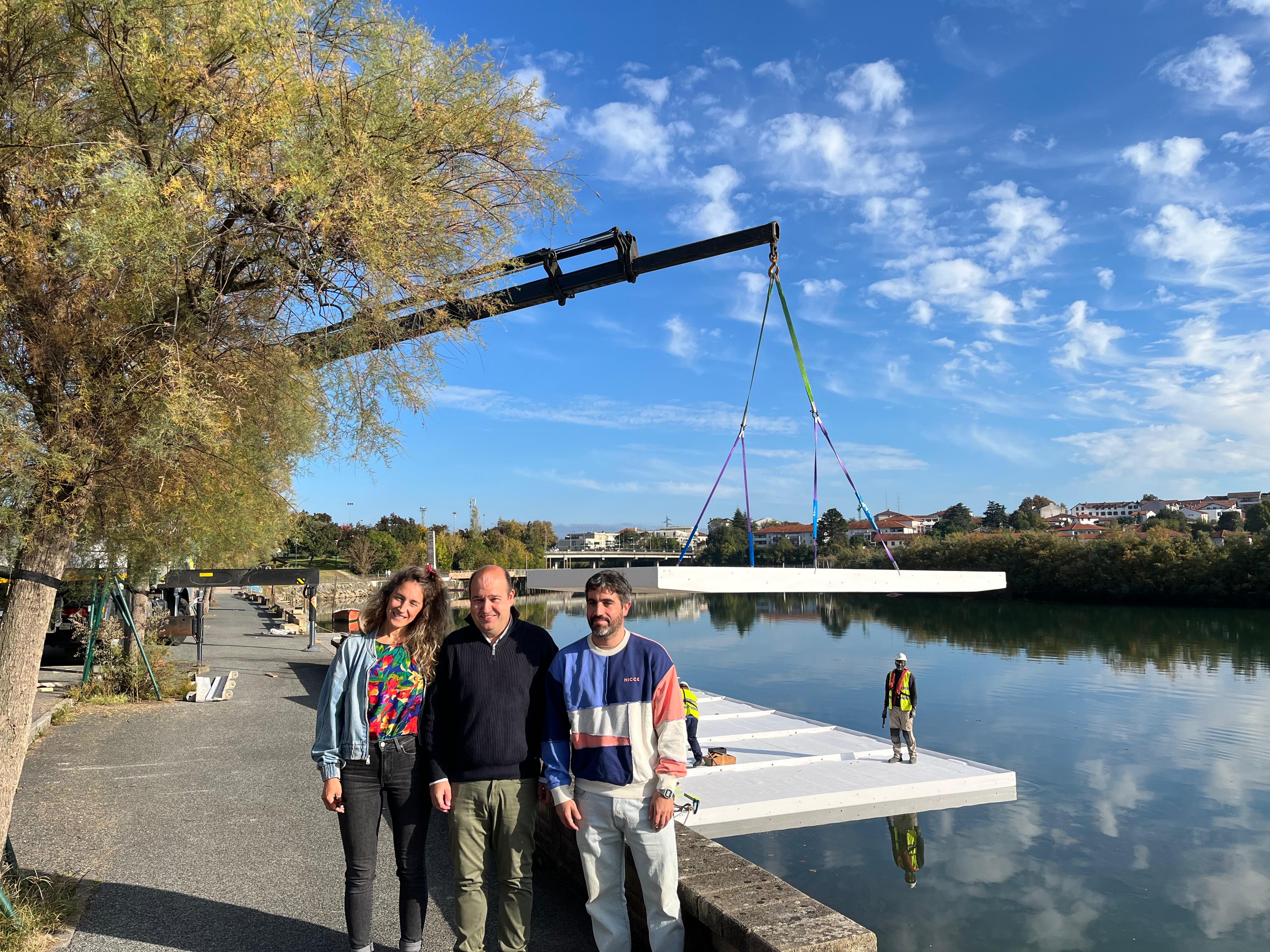 La piragüista Jone Otaño junto al delegado de Obras, Mantenimiento y e Infraestructuras Gorka Álvarez y el delegado de Deportes y Desarrollo Sostenible Borja Olazabal.