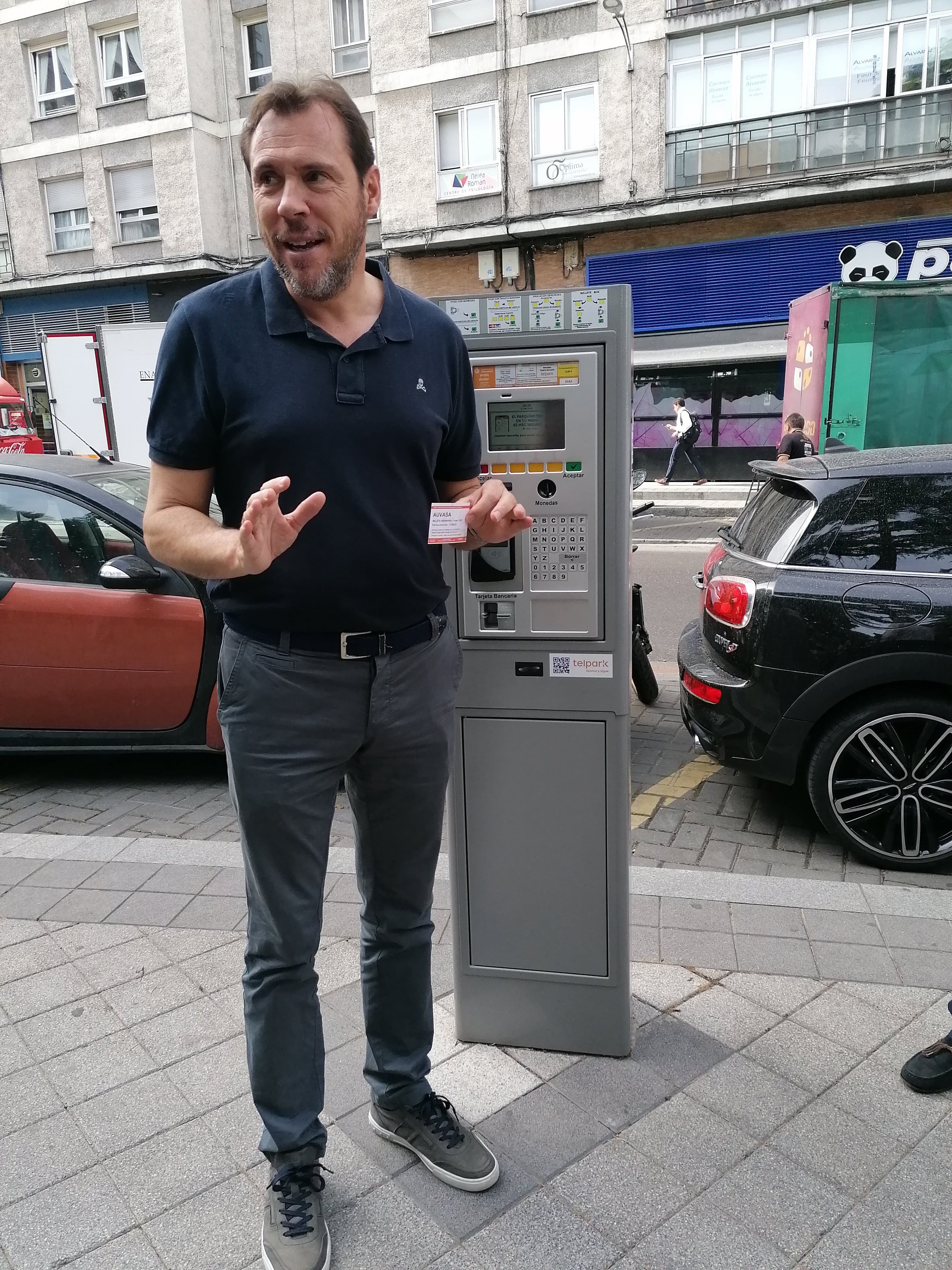 Óscar Puente saca un billete de Auvasa en un parquímetro de la ORA