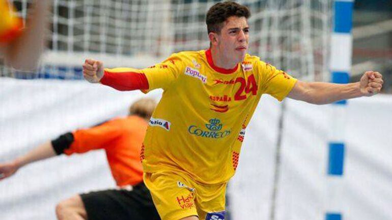 Jaime Fernández elebra un gol con la selección