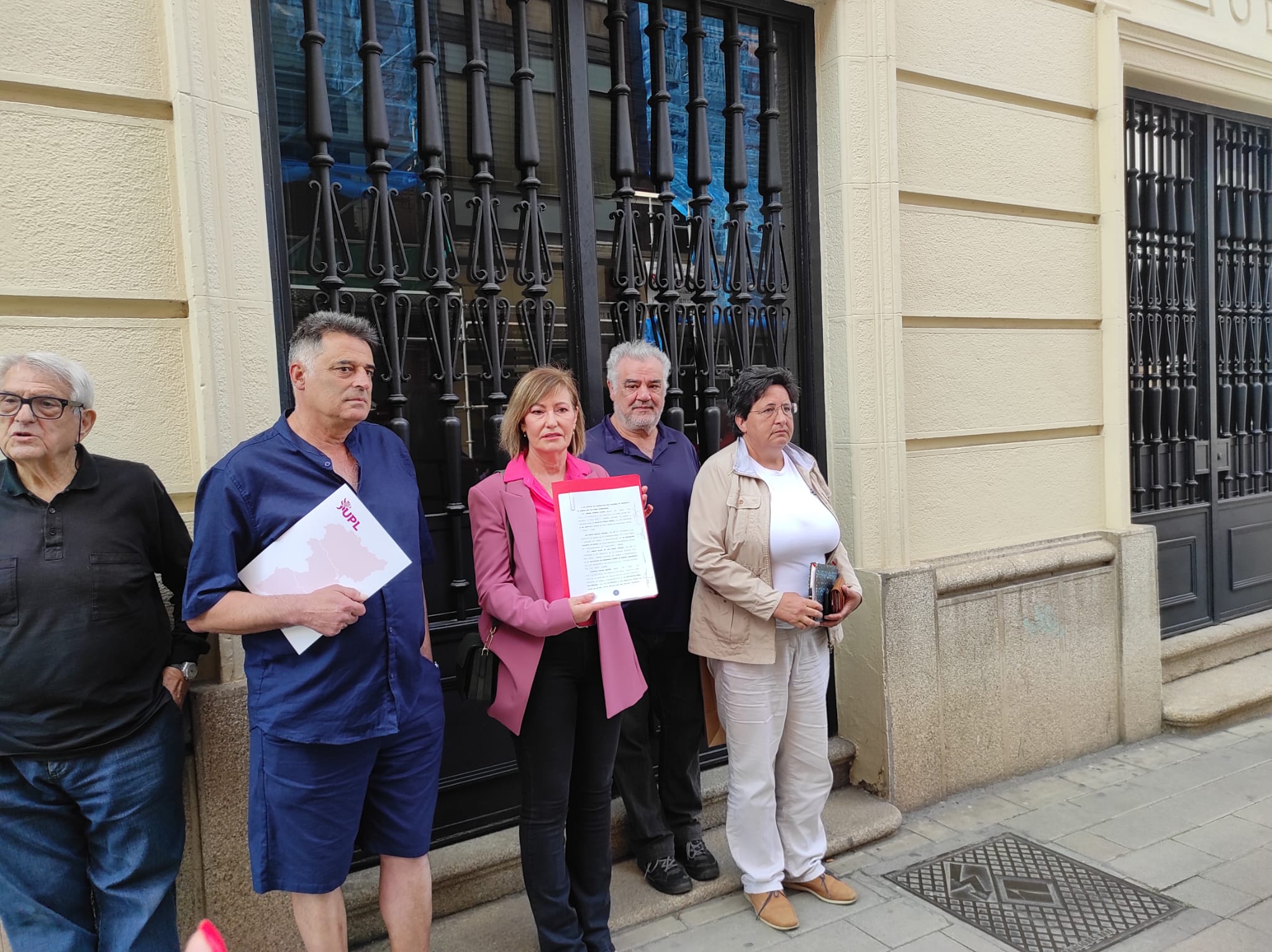 Miembros de UPL a la puerta de los juzgados de Zamora