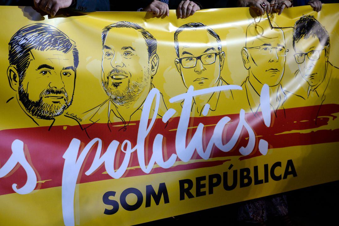 Jordi Sanchez, Oriol Junqueras, Jordi Turull, Raul Romeva y Carles Mundo, en un cartel