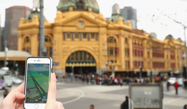 La aplicación Pokémon Go es un juego de realidad virtual en el que aparecen las criaturas en la ciudad. 