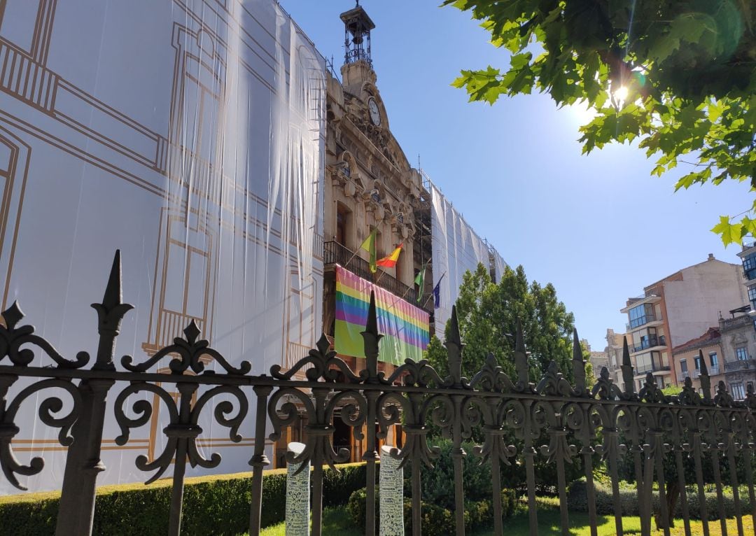 La bandera ArcoIris ondea en la fachada de la Diputación Provincial de Jaén