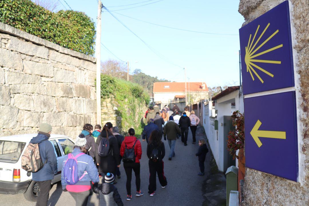 Participantes de la andaina - reforestación organizada por el Concello de A Guarda por el Camino de Santiago Portugués por la Costa.