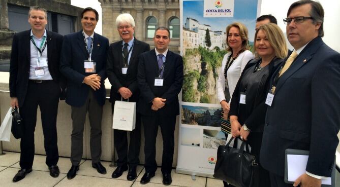 La delegación del Patronato de Turismo Málaga-Costa del Sol encabezada por su presidente, Elías Bendodo (en el centro), durante la presentacion de la campaña &#039;Siempre Cálida&#039;