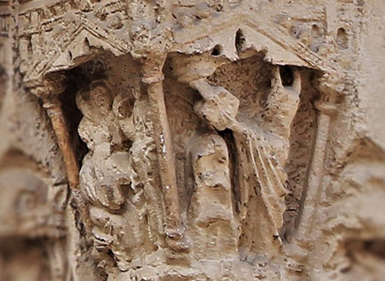 Detalle de uno de los capiteles de la portada románica de la Catedral de València