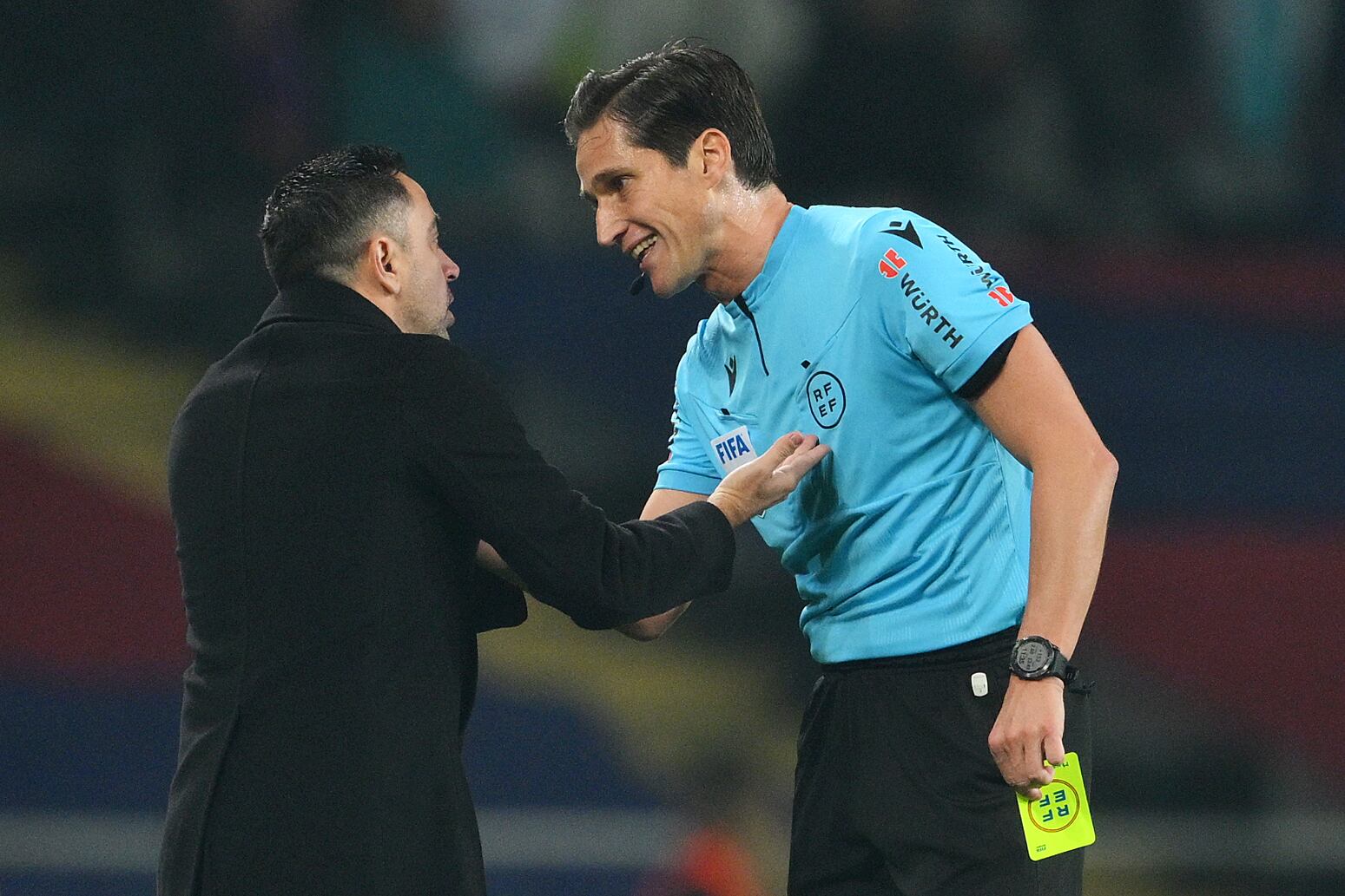 Munuera Montero habla con Xavi durante el encuentro de LaLiga EA Sports entre el FC Barcelona y el Villarreal CF en el Estadio Olimpico Lluis Companys. (Photo by David Ramos/Getty Images)