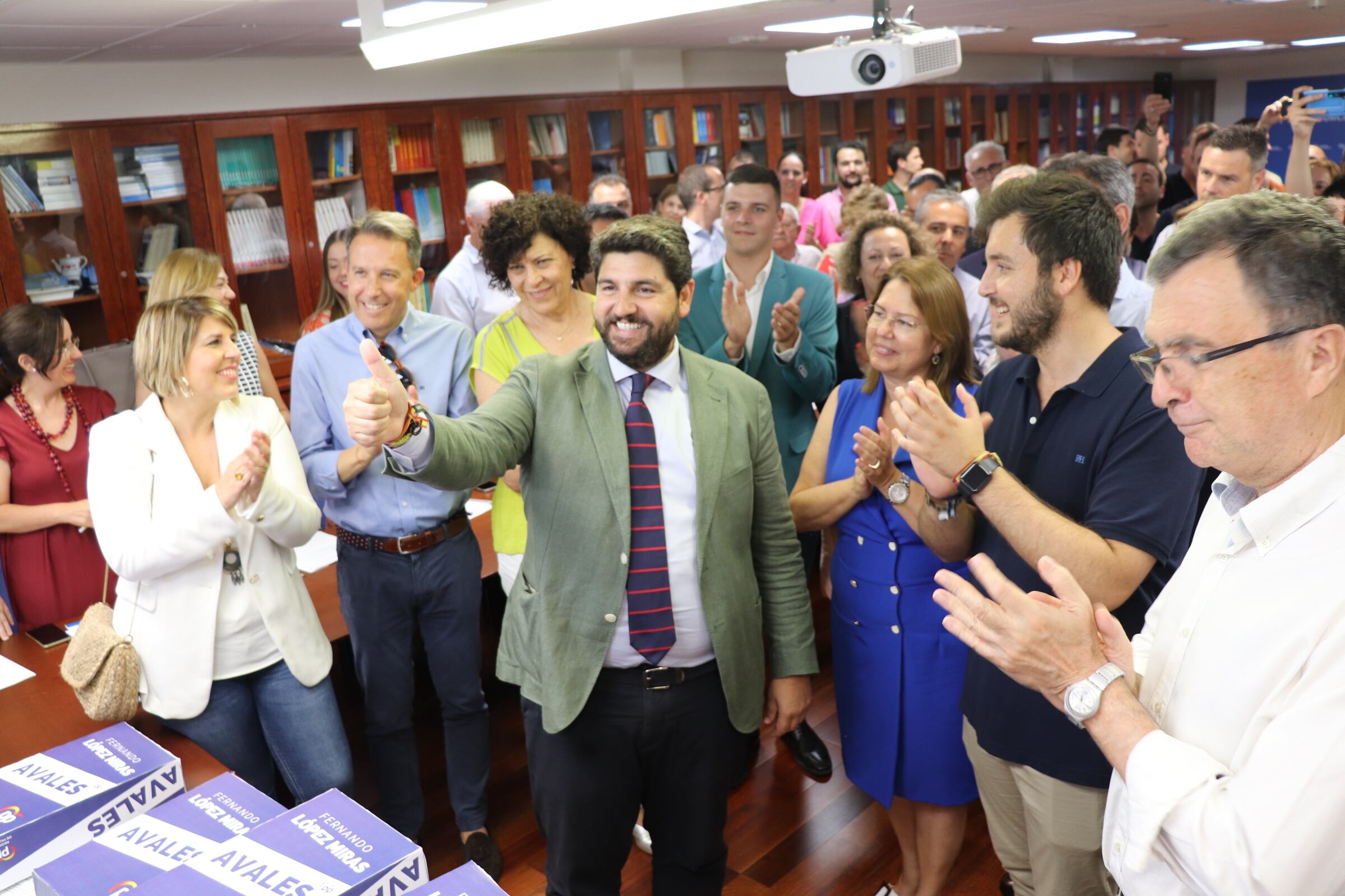 López Miras entrega los avales para presidir el PP