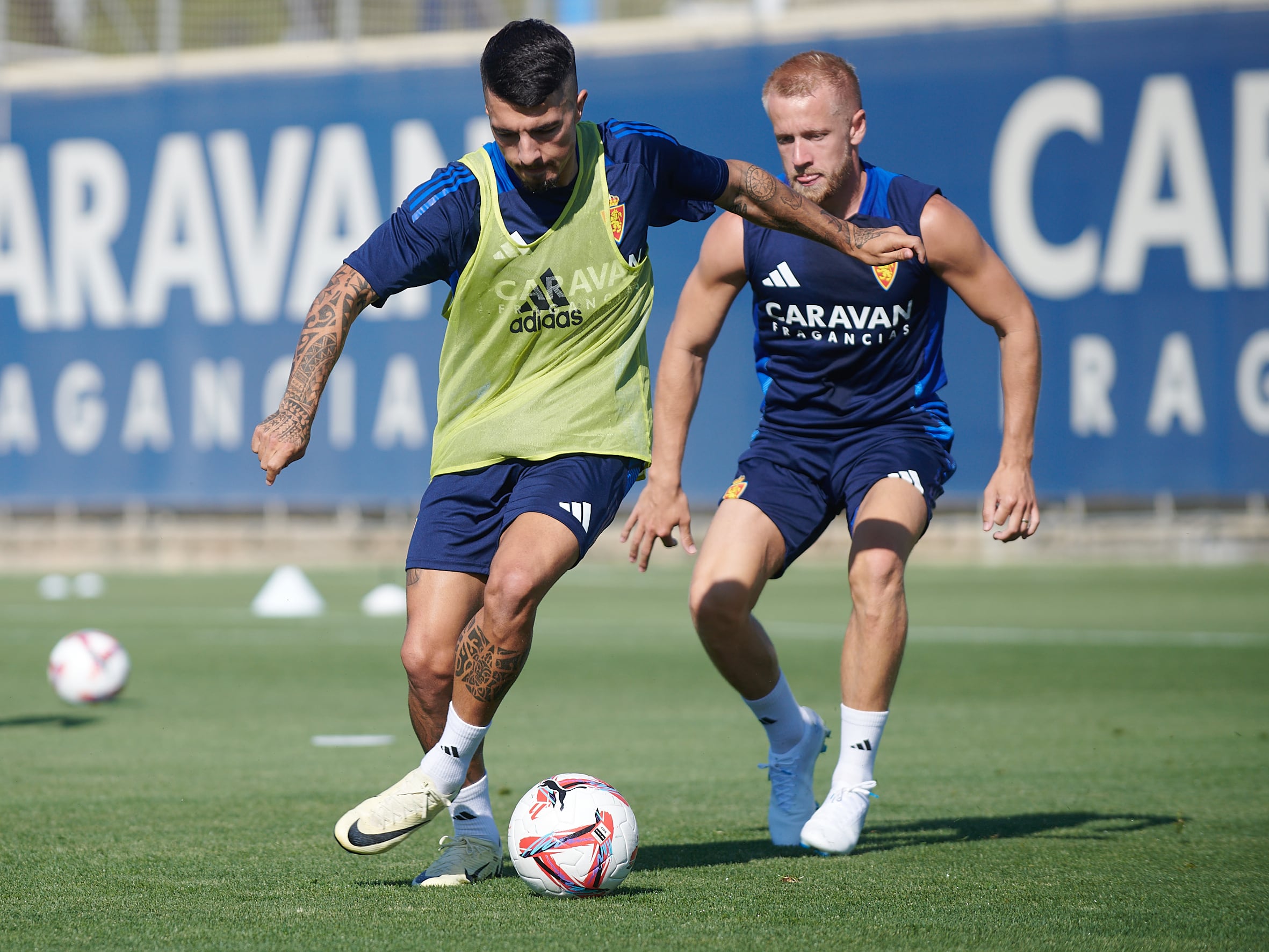 Entrenamient0 2024-07-10 en la ciudad deportiva; Daniel Tasende disputando el balón con Quentin Lecoeuche