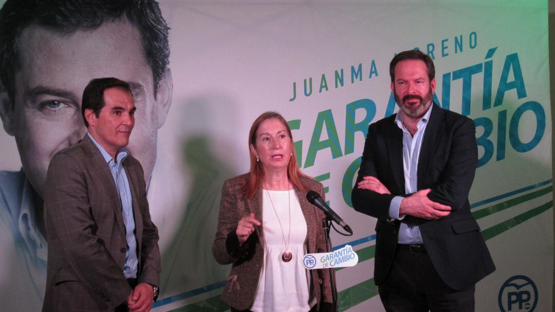 Ana Pastor, junto a José Antonio Nieto y Adolfo Molina.