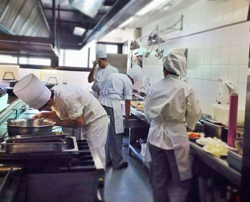 Alumnos en la cocina de la Cónsula