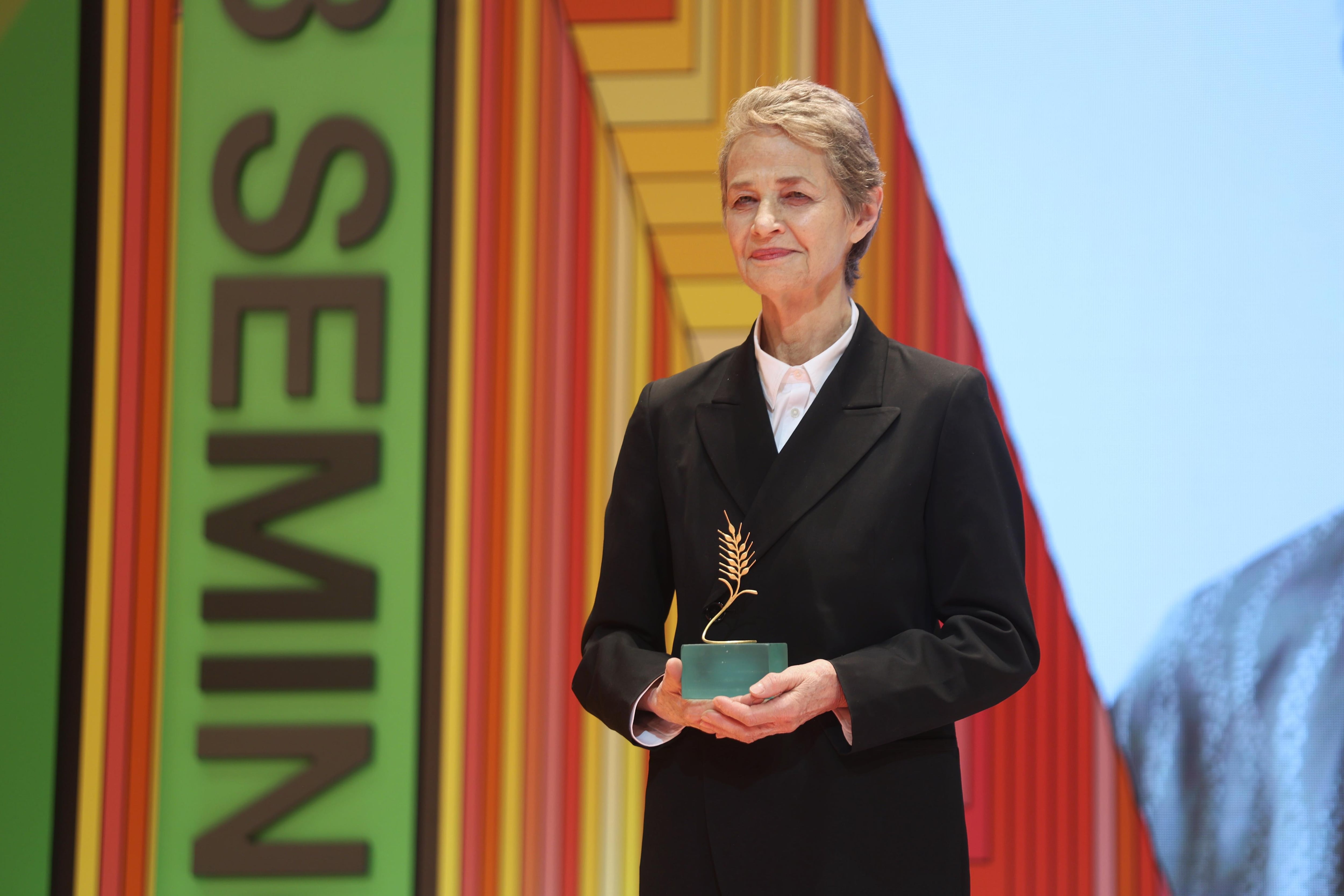 Charlotte Rampling recibiendo la Espiga de Oro de Honor en la 68 edición de la Seminci de Valladolid