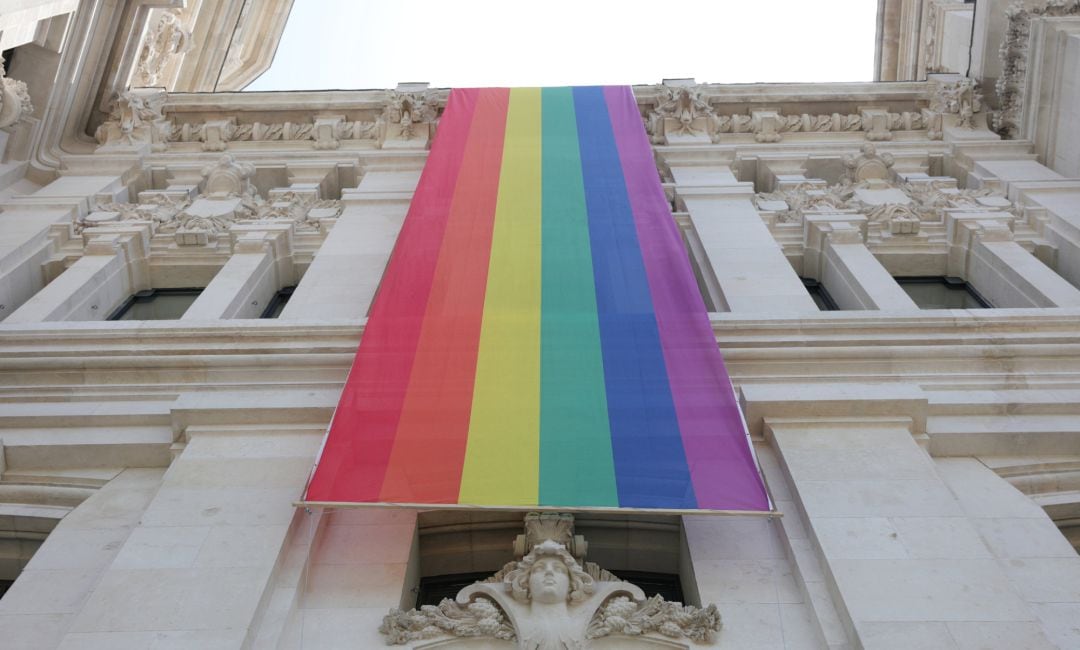 En 2019, la bandera LGTBI se colocó en la parte izquierda de la fachada del Palacio de Cibeles.