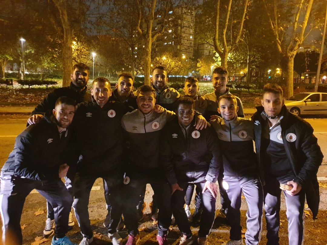 El Nueva Elda celebró la sufrida victoria y su imbatibilidad