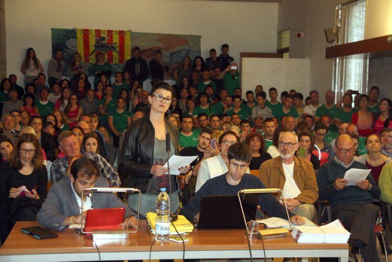 La portaveu del PACMA, defensant la moció.