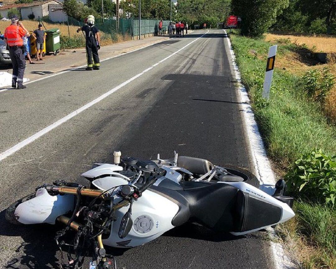 Motorista fallecido tras salirse de la vía y chocar contra un vehículo estacionado en Aós 