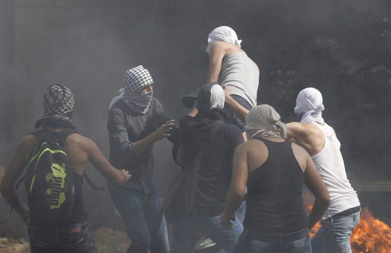 A wounded Palestinian protester is evacuated during clashes with Israeli troops in the West Bank city of Hebron October 18, 2015. Forty-one Palestinians and seven Israelis have died in recent street violence, which was in part triggered by Palestinians&#039; a