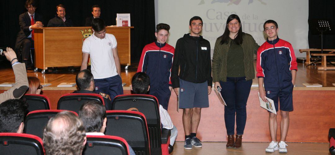 En la inauguración también estuvieron las concejalas de Educación, Manuela Gómez; Juventud, Fátima Mera; y Servicios Sociales, Carmen Posada