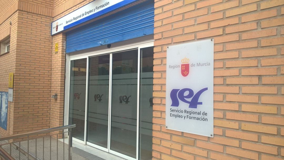 Fachada de una de las oficinas del SEF en la ciudad de Murcia.