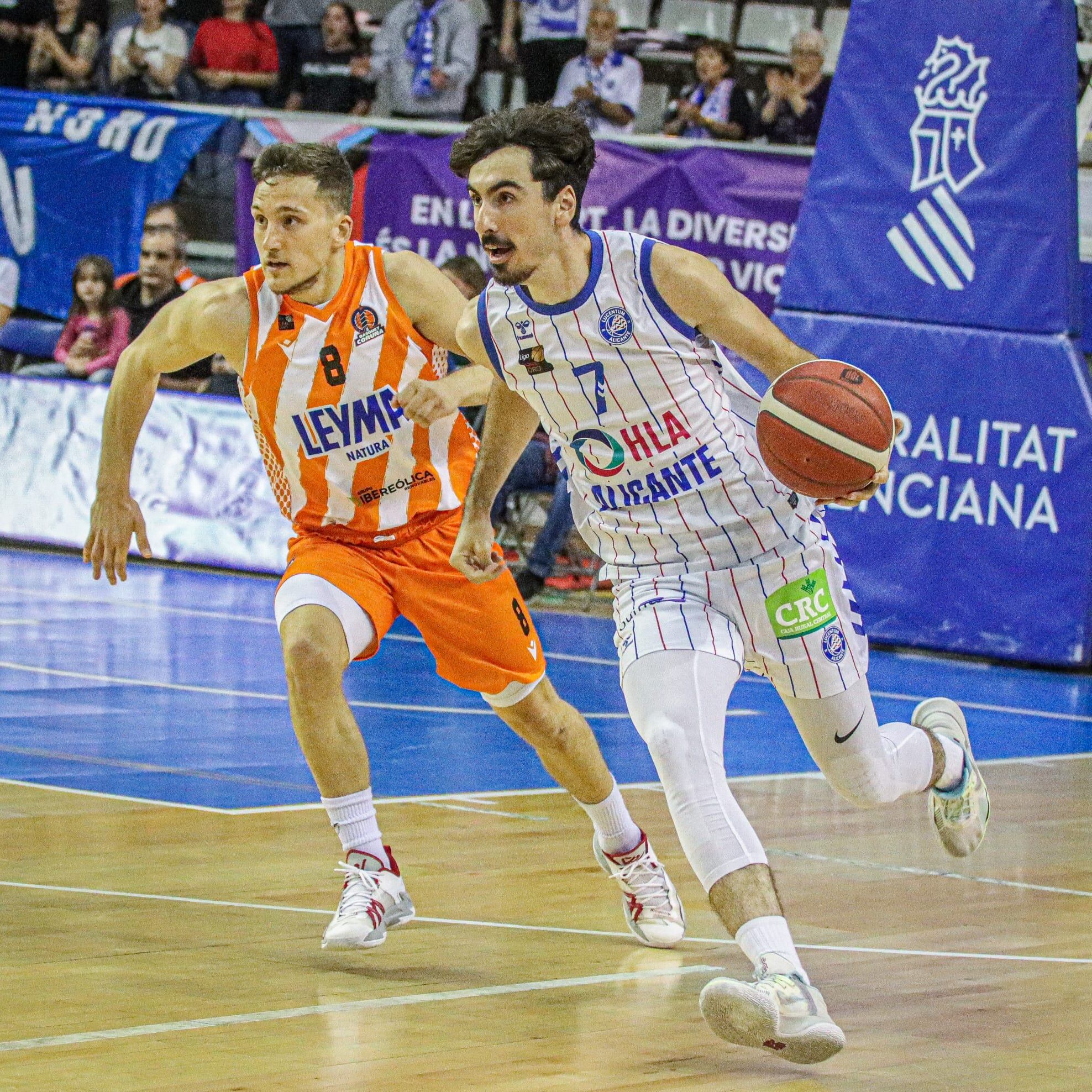 Guillem Arcos avanza con el balón en el partido ante Leyma Coruña. Foto: FLBA