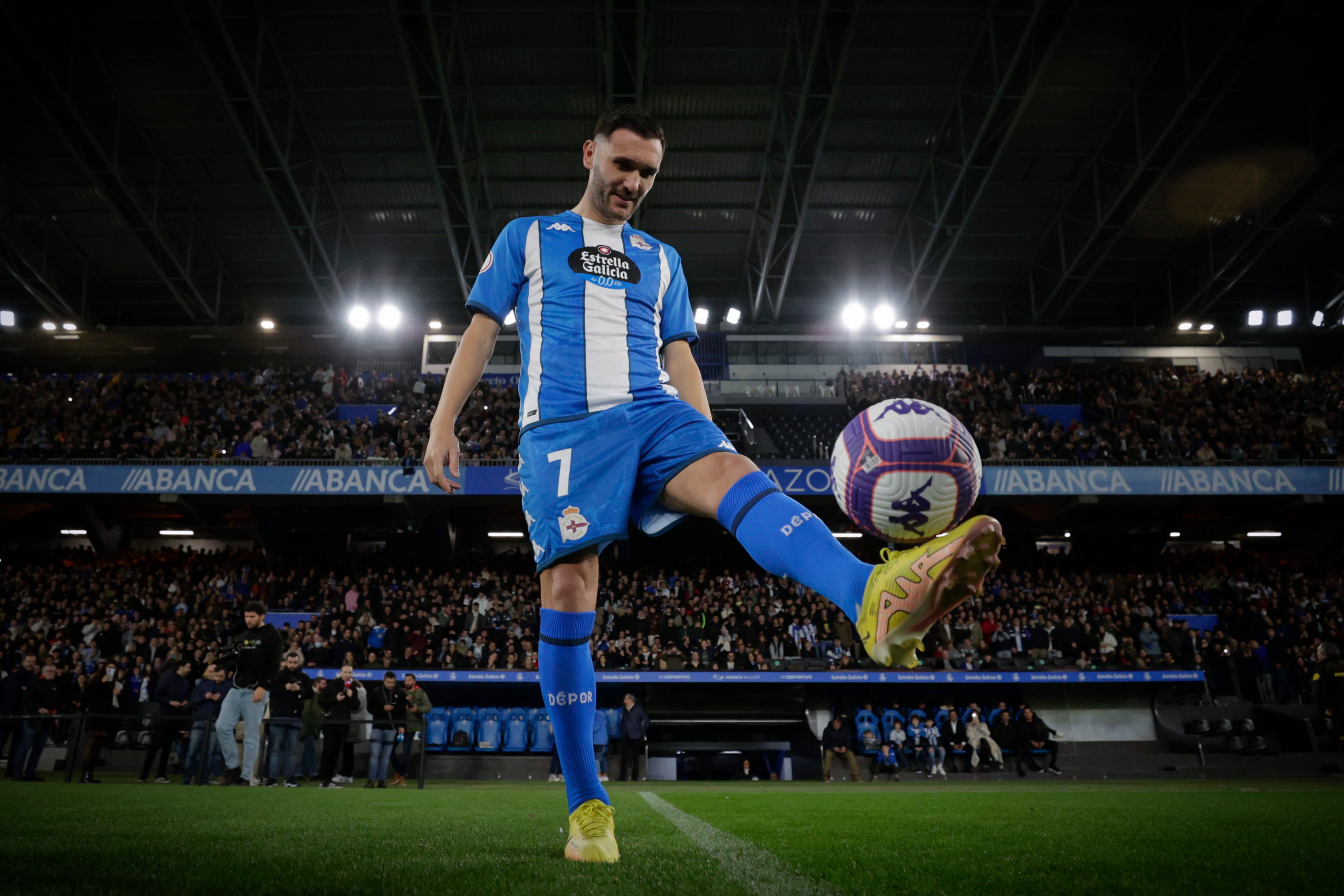 A CORUÑA, 03/01/2023.- El nuevo delantero del Deportivo, Lucas Pérez, este martes durante su presentación como nuevo jugadores del equipo coruñés. EFE/ Cabalar
