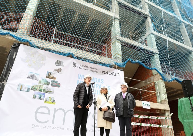 Marta Higueras, Manuela Carmena y Francisco López Barquero (consejero delegado de la EMVS), durante la visita a una promoción en construcción destinada a alquiler social