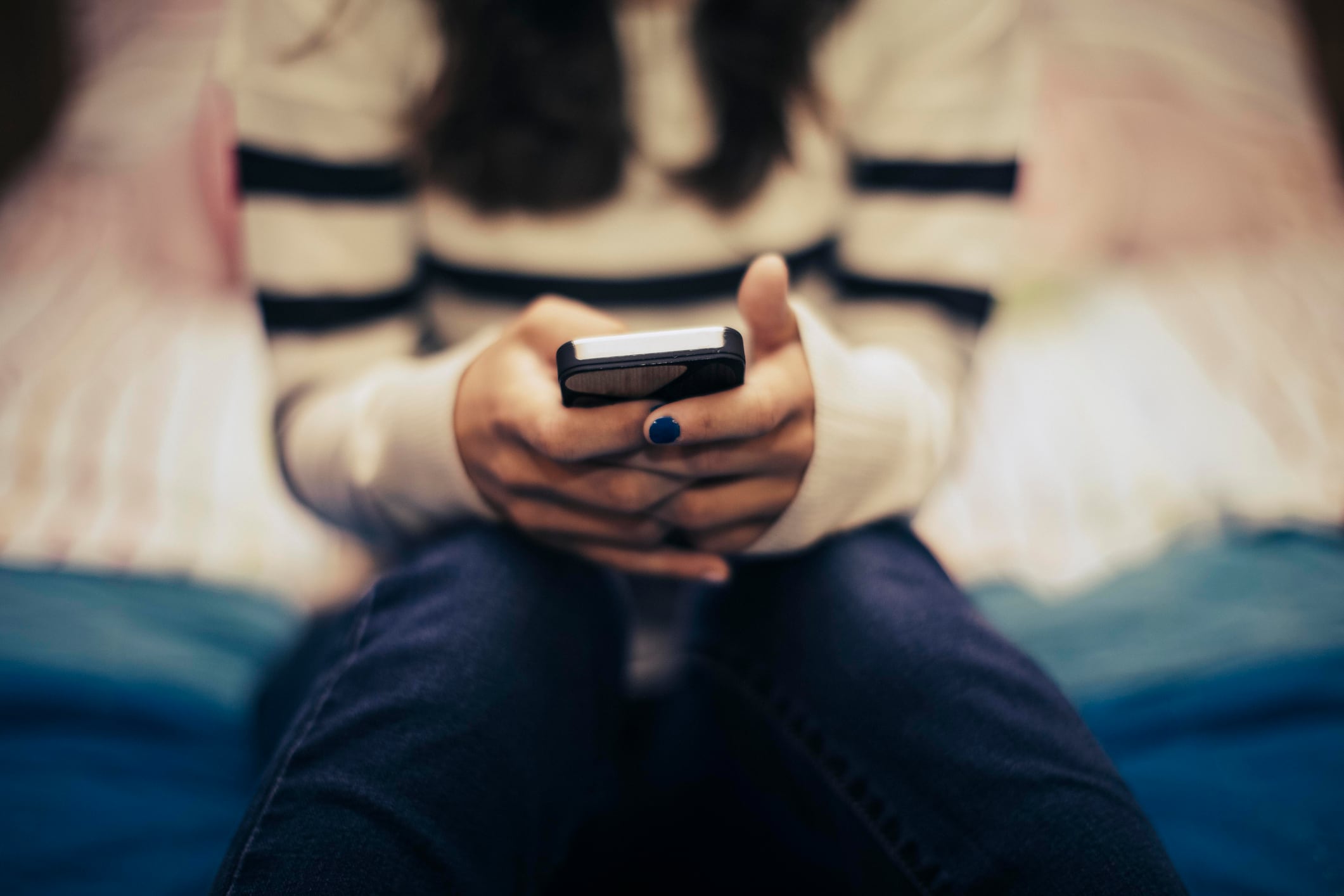 Una mujer utiliza su teléfono móvil.