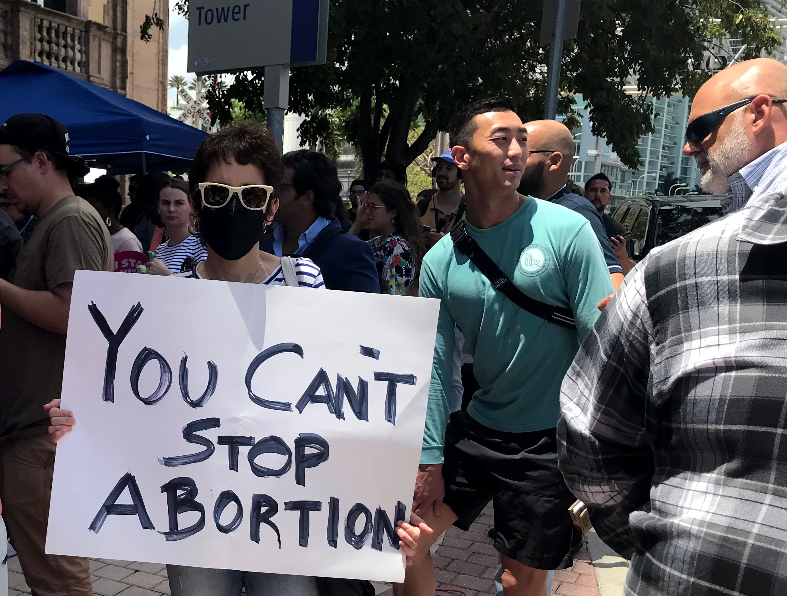 Una mujer sostiene una pancarta que dice &quot;No puedes detener el aborto&quot; durante un acto celebrado este martes a las afueras de la llamada Torre de la Libertad en Miami, Florida.