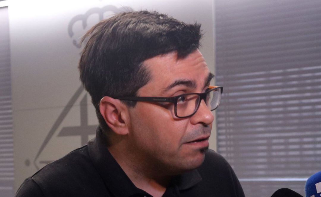 El primer tinent d'alcalde de l'Ajuntament de Barcelona, Gerardo Pisarello, fent declaracions als mitjans