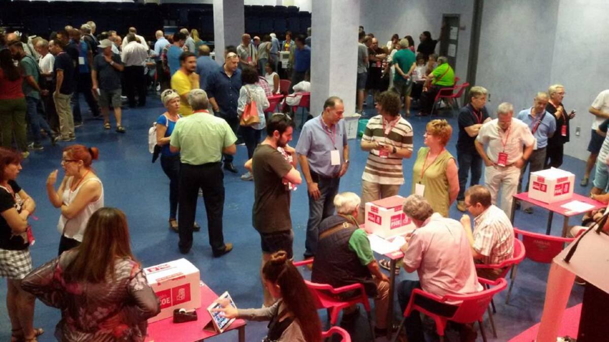 Tensión y retrasos en el inicio de las Primarias del PSOE