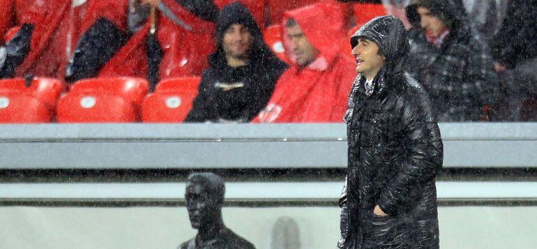 GRA493. BILBAO, 29/01/2015.- El técnico del Athletic de Bilbao, Ernesto Valverde, durante el encuentro correspondiente a la vuelta de los cuartos de final de la Copa del Rey, que disputan esta noche frente al Málaga en el estadio de San Mamés, en Bilbao. EFE/LUIS TEJIDO.