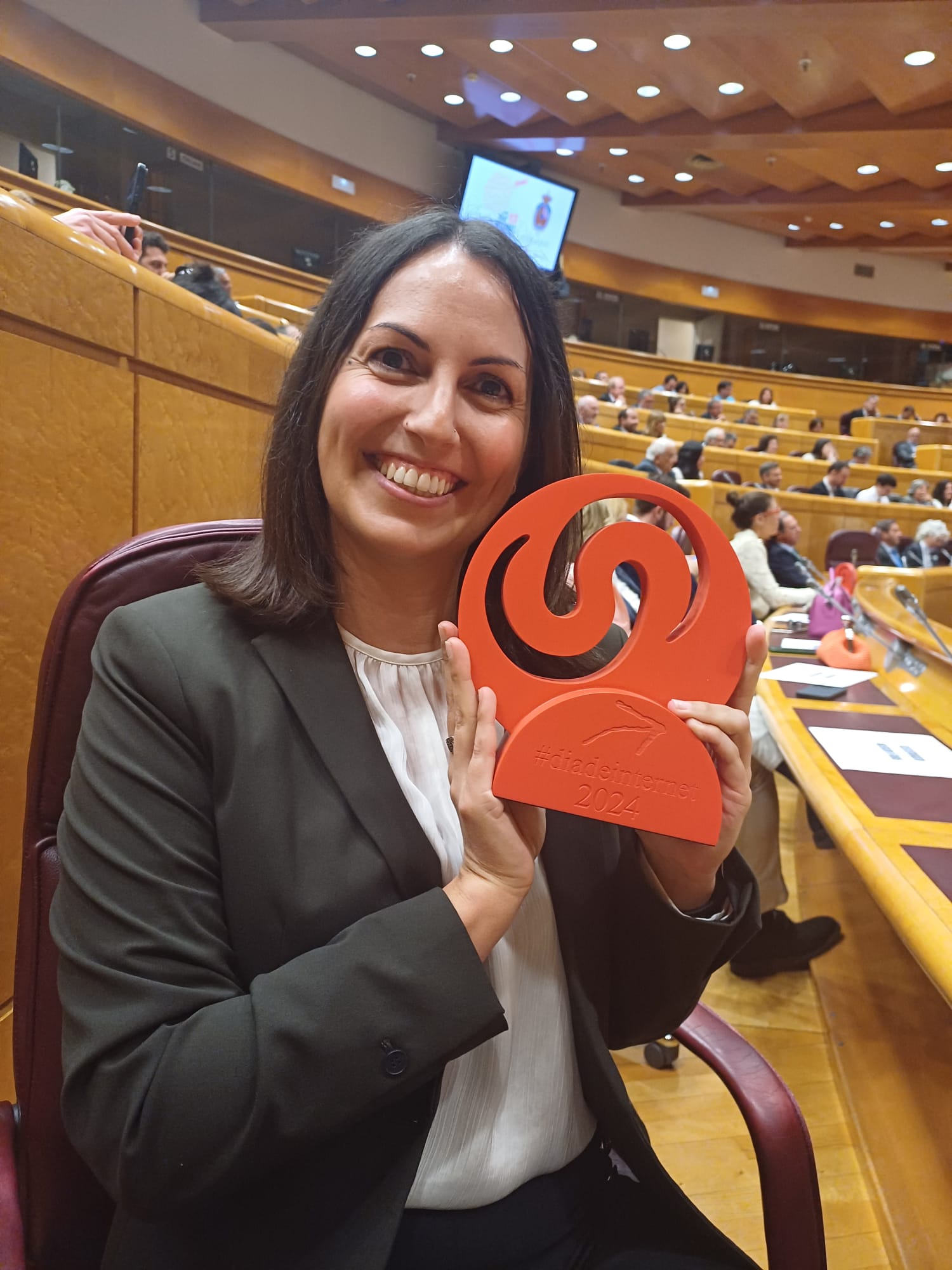 Estela Gómez muestra el Premio a la Mejor Marca Personal en Viajes y Turismo otorgado por la Asociación de Usuarios de Internet en el Día de Internet 2024