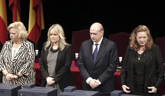 Jorge Fernández Díaz junto a la presidenta de la Asociación 11M Afectados del Terrorismo, Pilar Manjón (d), la presidenta de la Asociación de Víctimas del Terrorismo (AVT), Ángeles Pedraza (i), y la presidenta de la Fundación de Víctimas del Terrorismo (F