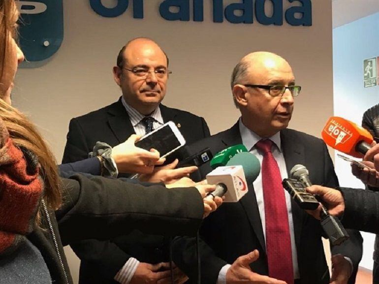 Montoro atienda a la prensa acompañado de Sebastián Pérez