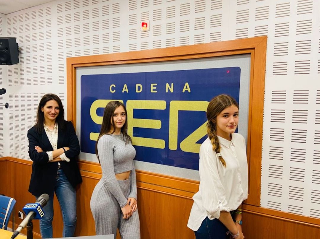 La profesora del Colegio Santísima Trinidad, Marta Ruiz, junto a dos de sus alumnas, Inmaculada García y Teresa Jiménez