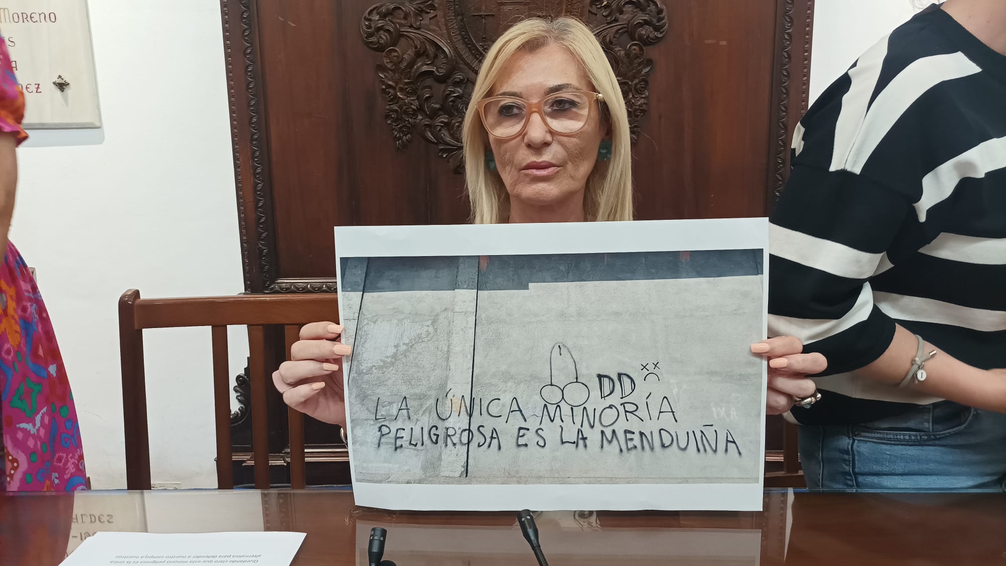 Carmen Menduiña, portavoz de Vox en Lorca, muestra el mensaje ofensivo que le han escrito en una pared del barrio San José