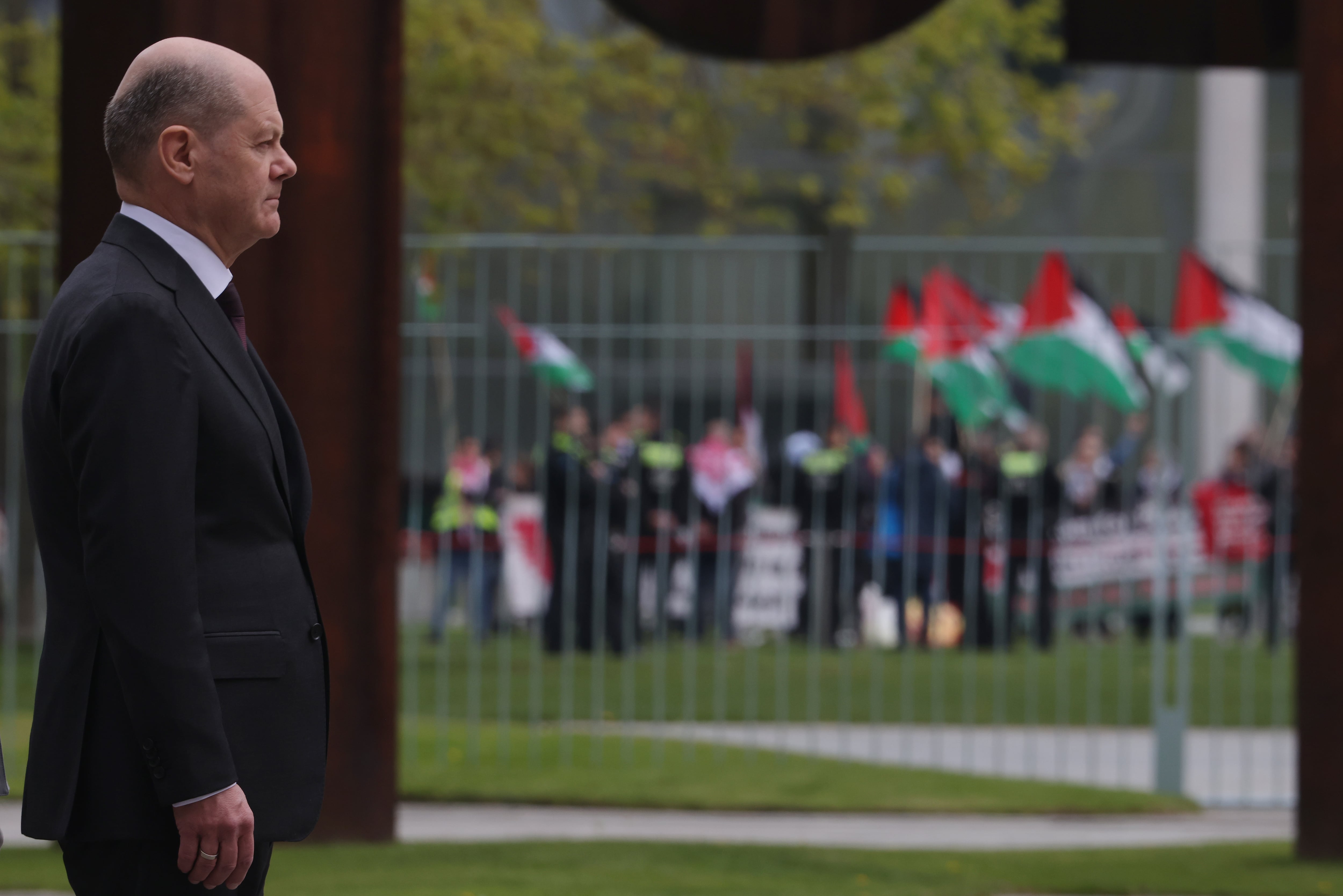 El canciller alemán Olaf Scholz antes de una reunión en abril con el primer ministro británico, Rishi Sunak, delante de un grupo de manifestantes con banderas palestinas