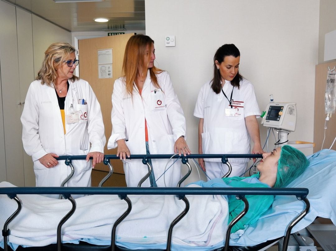 Equipo médico del Vinalopó con una paciente.