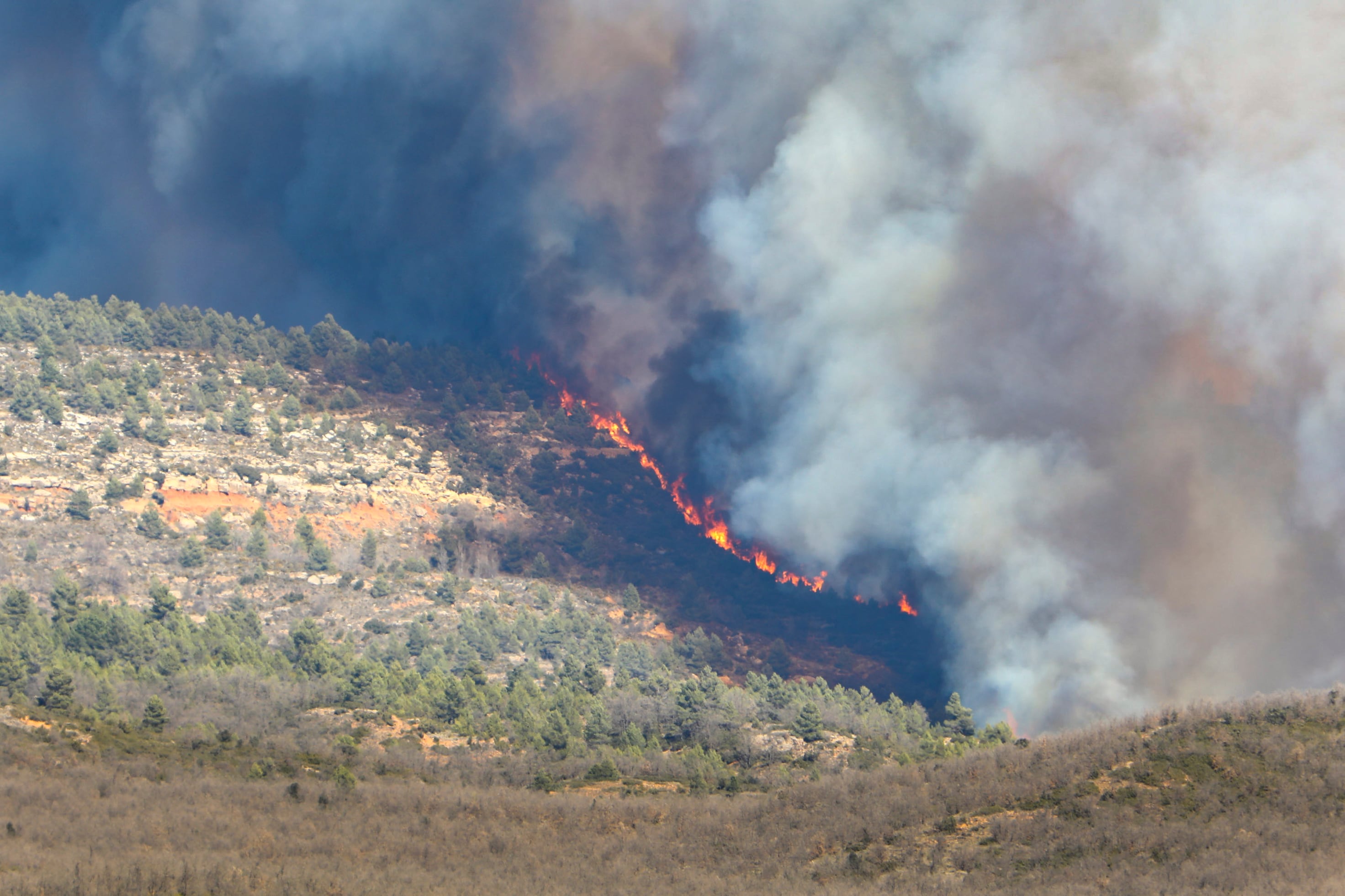 Vista del incendio declarado en la localidad castellonense de Villanueva de Viver
