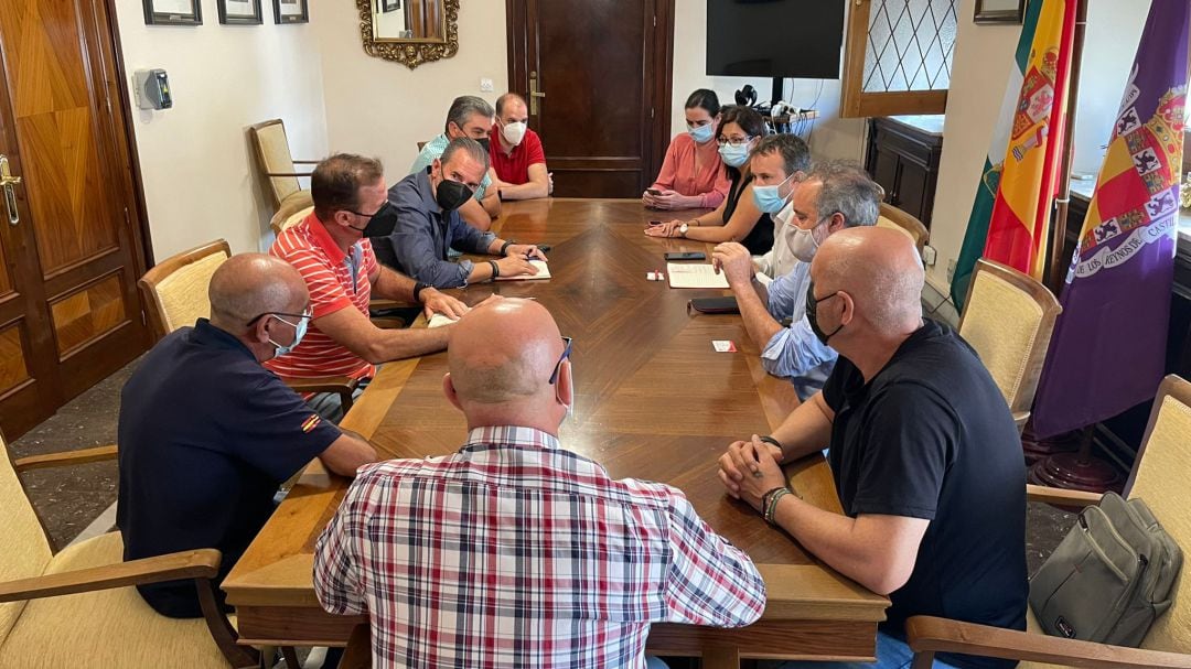 Reunión verdaderamente amplia en el Ayuntamiento de Jaén con distintos representantes sindicales de UGT para analizar la situación de Autobuses Castillo